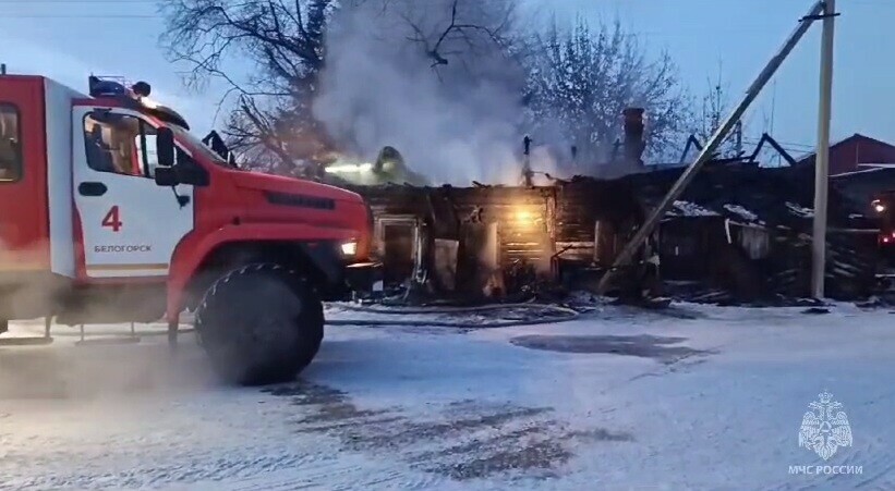 При тушении дома в центре Белогорска найдено два тела видео 