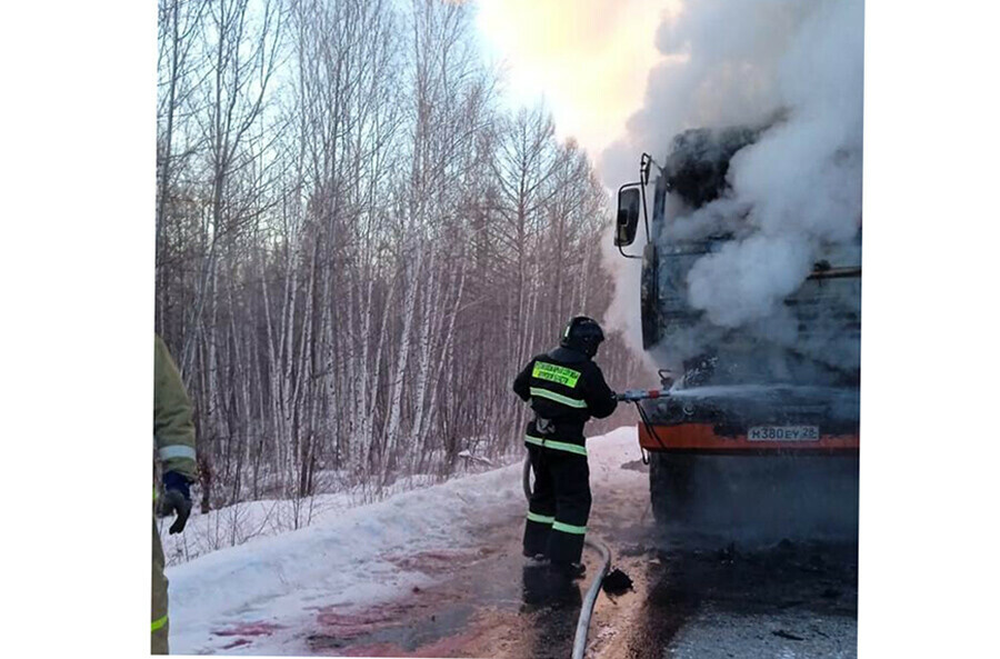 На трассе в Амурской области загорелся грузовой автомобиль