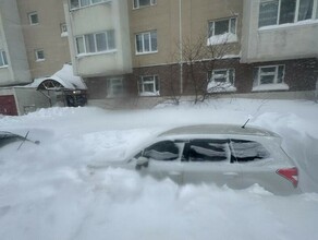 В ЮжноСахалинске люди откапывают свои машины после трехдневного снегопада фото видео 