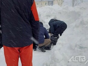 На Сахалине в заметенной снегом машине нашли мертвого мужчину 
