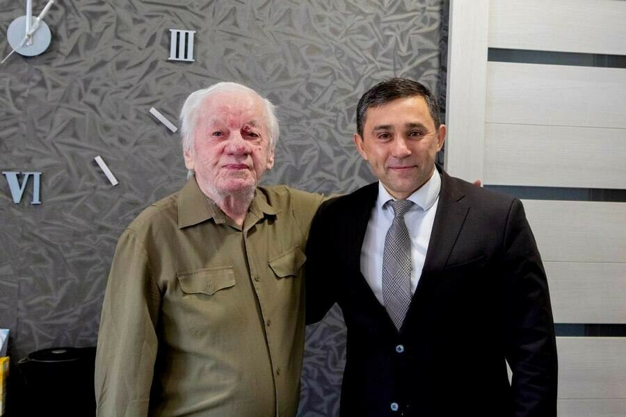 Мэр Благовещенска Олег Имамеев поздравил блокадника Валерия Великоборца