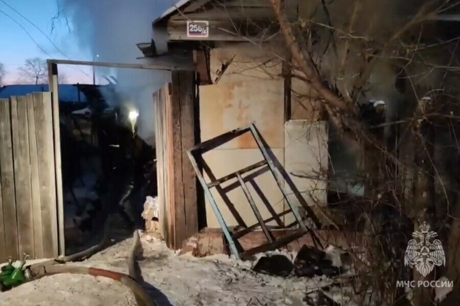 В загоревшемся жилом доме Благовещенска нашли тело видео 