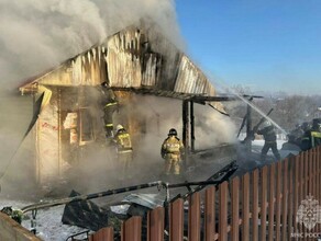 В отдаленном районе Благовещенска загорелся дом фото