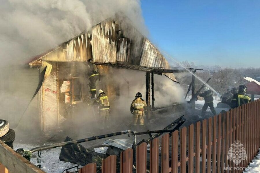 В отдаленном районе Благовещенска загорелся дом фото