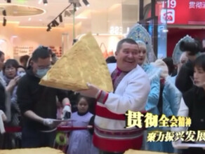 В Харбине китайский блогер с русской внешностью разрезал и раздал 400килограммовые тортымедовики