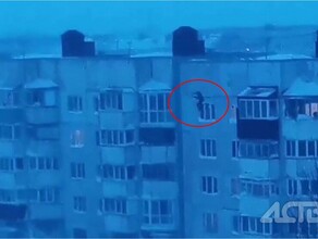 На Сахалине неизвестные прыгали в сугробы с крыши пятиэтажки 