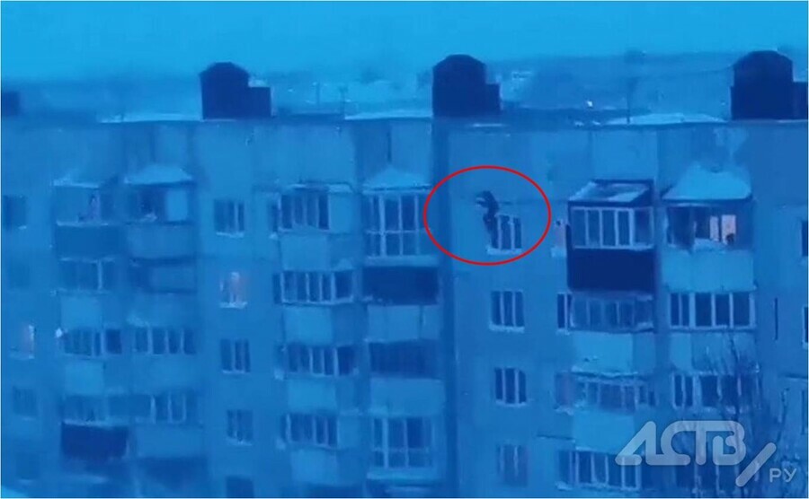 На Сахалине неизвестные прыгали в сугробы с крыши пятиэтажки 