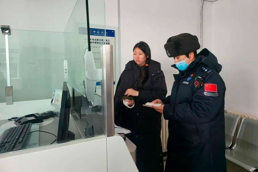 Туристку с переломом руки по зеленому коридору выпустили в Китай