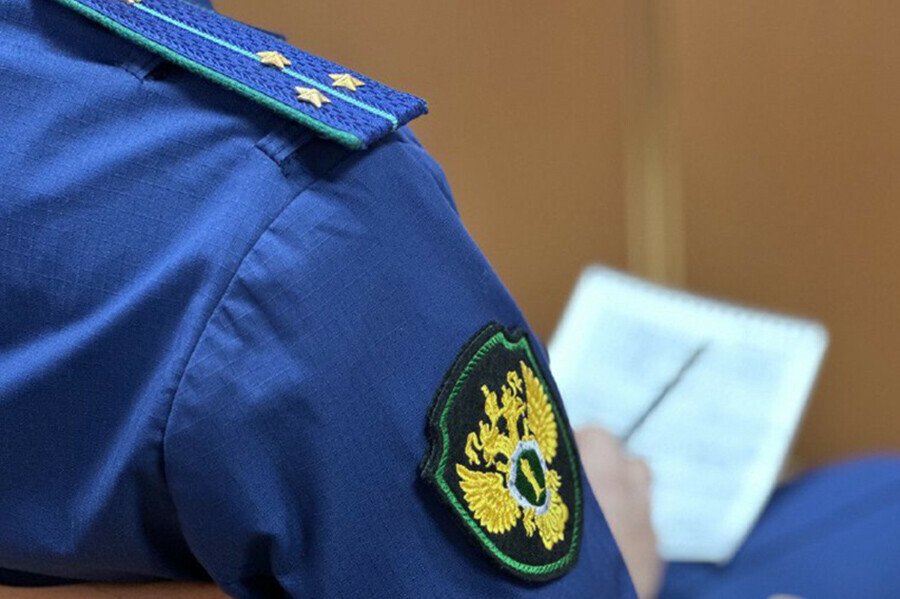 Амурчанин залез на крышу чужого автомобиля и попрыгал на нем