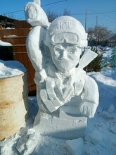 Амурчанин посвятил снежную фигуру погибшему на СВО бойцу