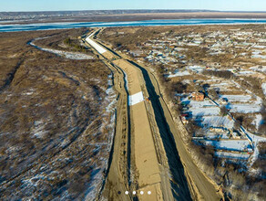Дамбу которая защитит Владимировку от наводнений саму защищают от подмыва со стороны реки