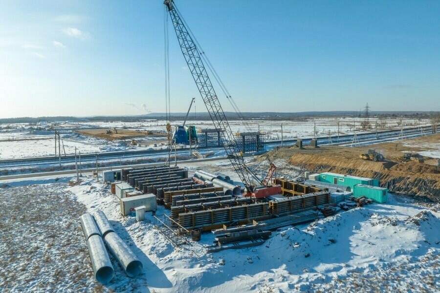 На амурскую стройплощадку где возводят долгожданное дорожное сооружение доставили все металлоконструкции 