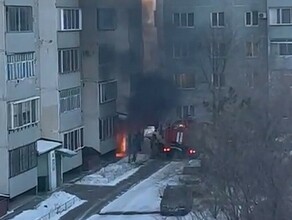 Дымно было в подъезде в микрорайоне Благовещенске в многоэтажке произошел пожар видео