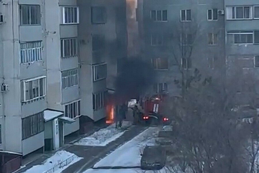 Дымно было в подъезде в микрорайоне Благовещенске в многоэтажке произошел пожар видео