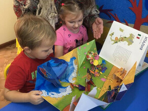Энергетики ДРСК дарят детям тактильные книжки