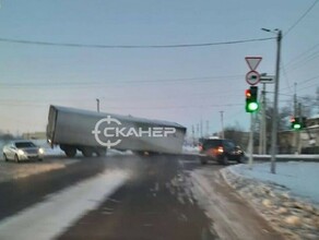 Фура перегородила перекресток изза поломки в Приамурье видео 