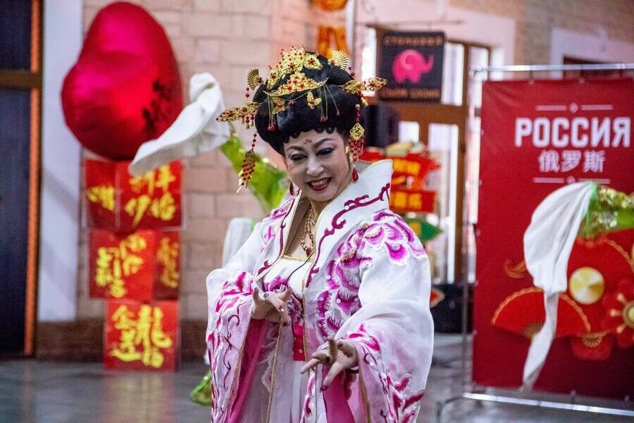 В торговом центре Благовещенска встретили китайский Новый год фото 