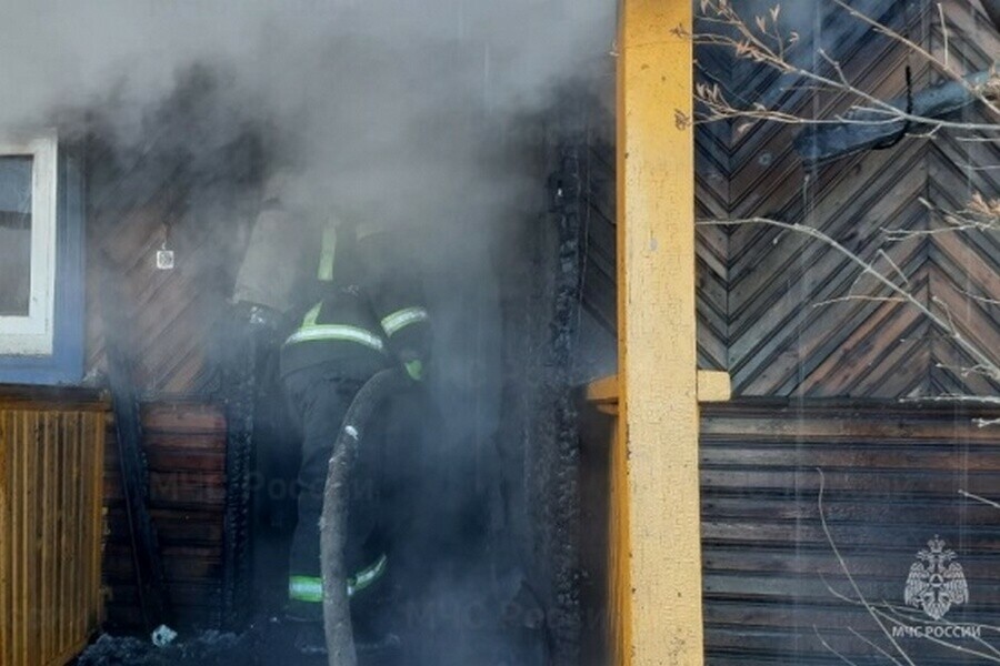 Жилой дом загорелся в Приамурье пока внутри никого не было фото 