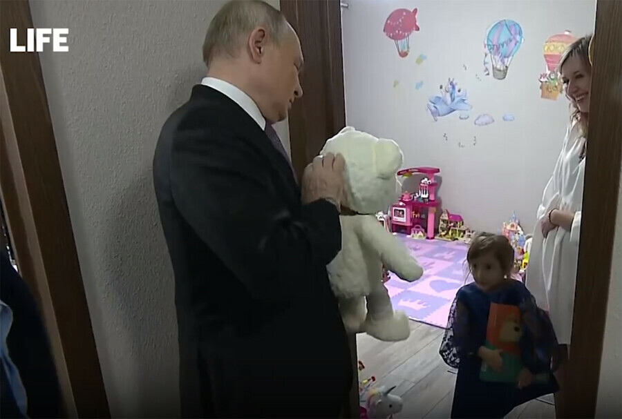 Маленькая девочка получила большого медведя от президента Путина