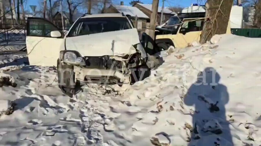 В Свободном две иномарки попытались обнять столб