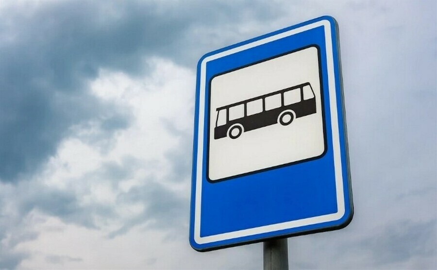 Выйдешь на следующей остановке водитель автобуса не стал открывать двери ребёнку