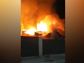 В Амурской области в горящем доме крепко спали мужчина и женщина Их спас пожарный видео