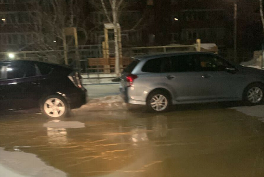 В Благовещенске на улице Горького дорогу залило водой Дома отключили от воды видео