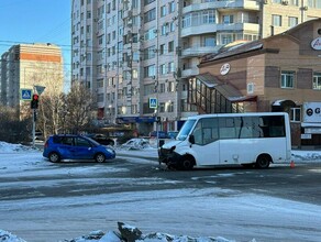 В центре Благовещенска произошло жесткое ДТП с участием автобуса фото 