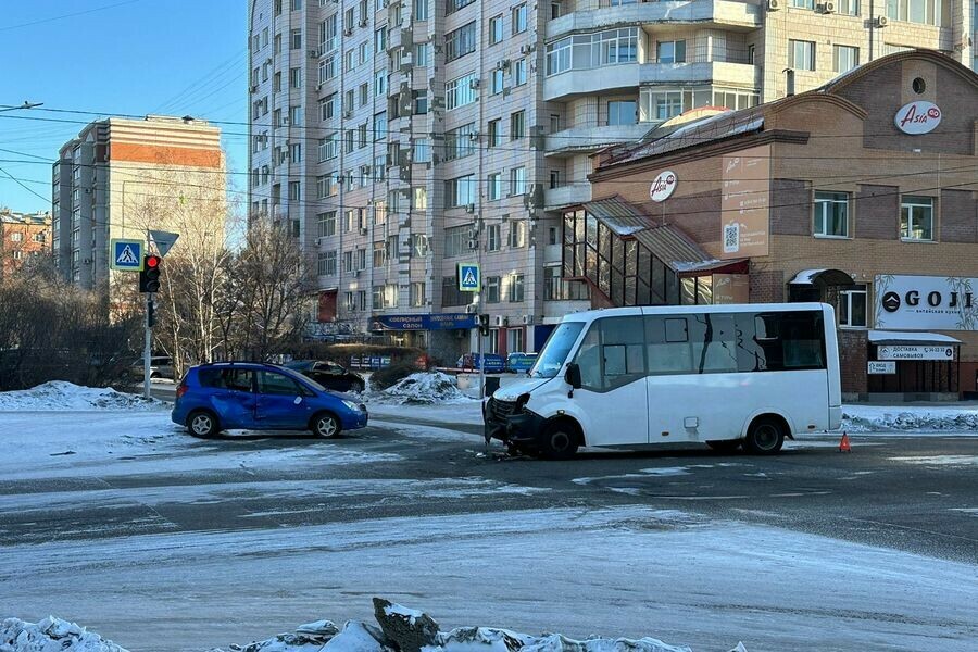 В центре Благовещенска произошло жесткое ДТП с участием автобуса фото 