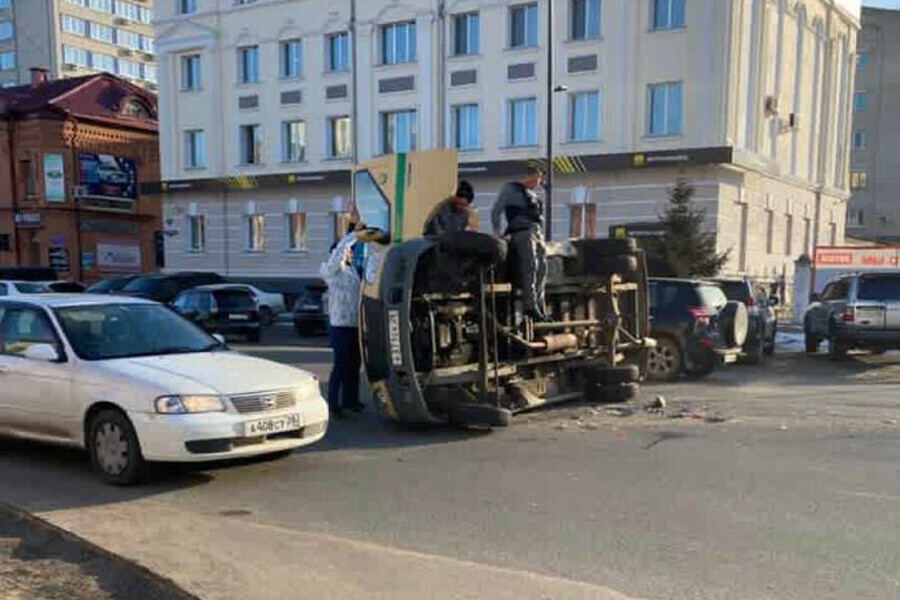 В Благовещенске попал в ДТП сын министра Он врезался в броневик с деньгами