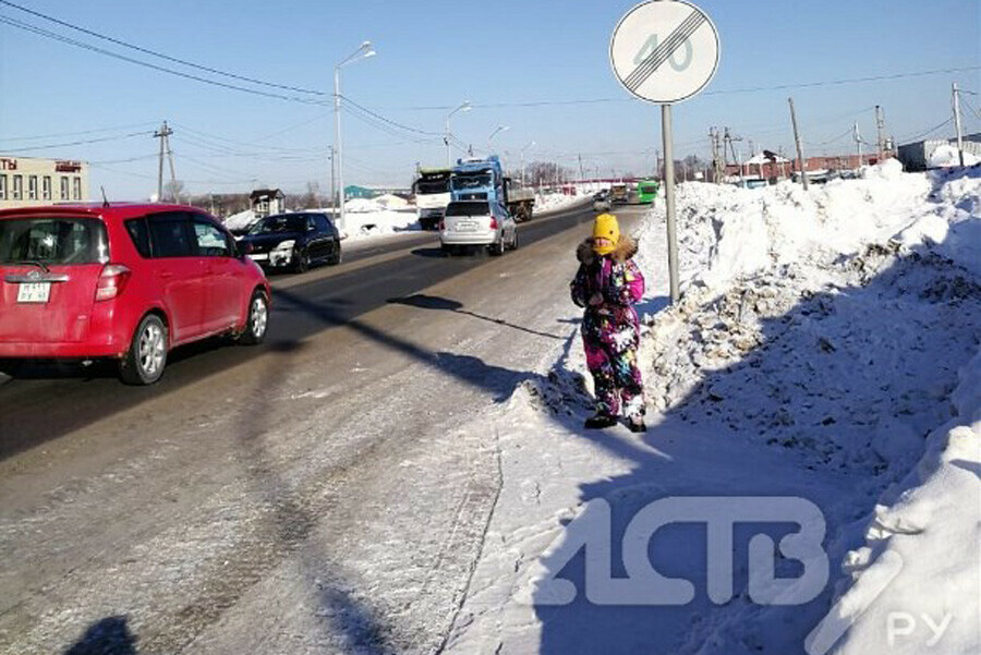 Водитель высадил из автобуса 9летнюю девочку среди сугробов выше ее роста