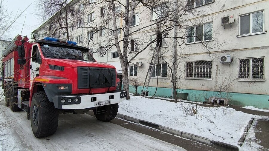 В Благовещенске из горящего многоквартирного дома спасли ребенка 