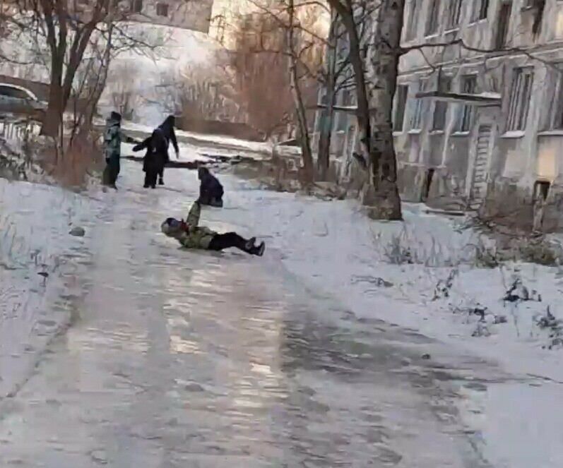 Вонь и реки нечистот а на фекальном катке забавляются дети жители Райчихинска обратились к президенту видео