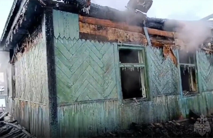 О ночном пожаре жертвами которого стали мужчина и женщина рассказали в МЧС Приамурья видео