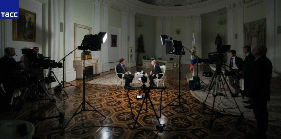 Путин вошел в тренды просмотров X в США на фоне интервью с Карлсоном
