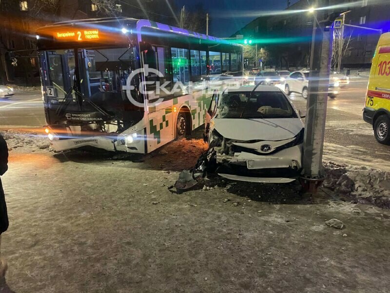 В центре Благовещенска произошло жесткое ДТП с участием пассажирского автобуса Есть пострадавший фото видео