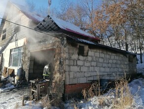 Пожарным Благовещенска удалось спасти от пожара дом фото 