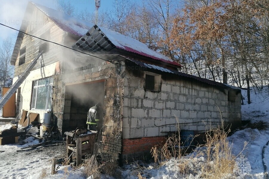 Пожарным Благовещенска удалось спасти от пожара дом фото 