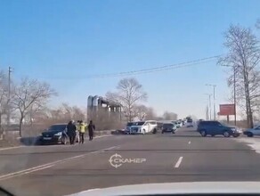 На оживленной улице Благовещенска затруднено движение видео