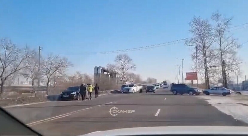 На оживленной улице Благовещенска затруднено движение видео