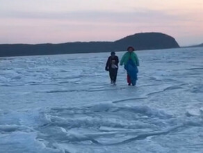 В Приморье девушки рискнули жизнью ради селфи и их унесло в море видео