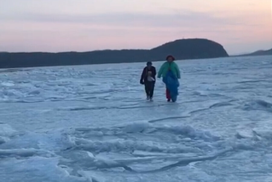 В Приморье девушки рискнули жизнью ради селфи и их унесло в море видео