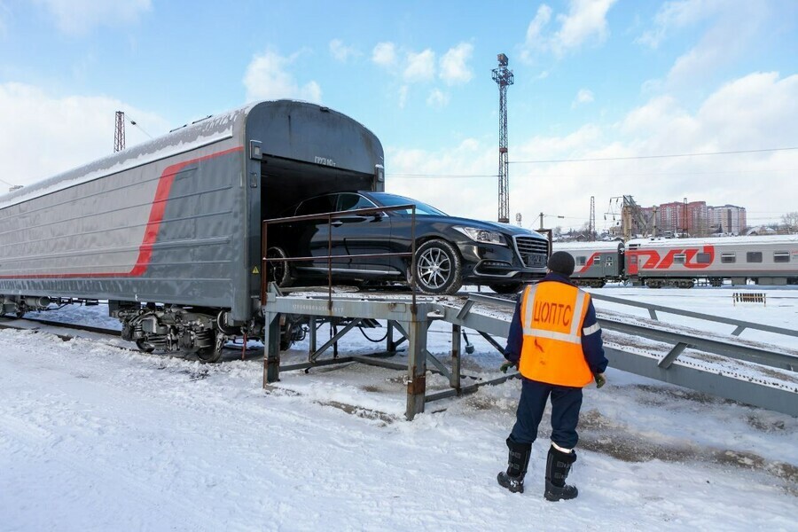 Дальневосточники все чаще путешествуют по железной дороге с личным автомобилем