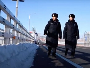Как китайские пограничники охраняют мост через Амур видео