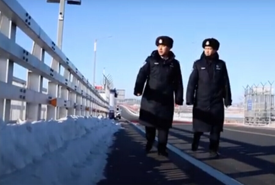 Как китайские пограничники охраняют мост через Амур видео