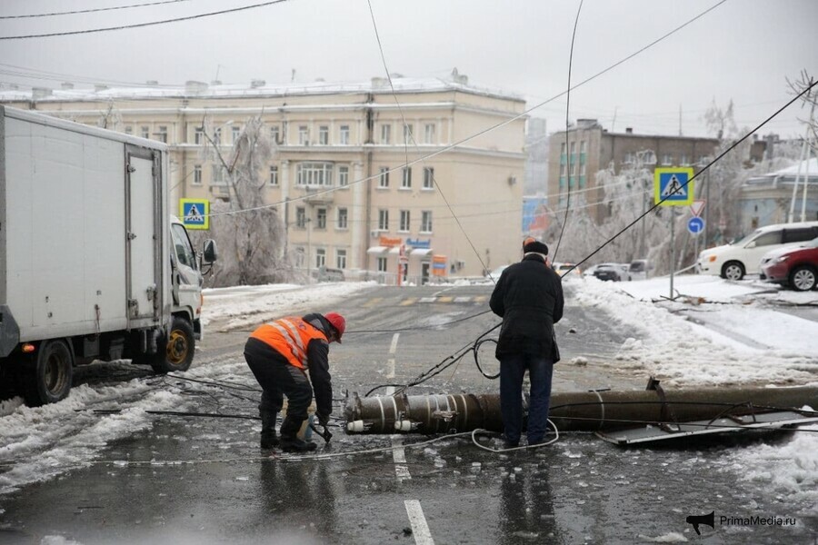 Стихия остановила жизнь Владивостока нет света воды отопления интернета Мэрия не справляется фото