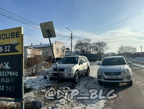  В Благовещенске автомобилист спровоцировал ДТП а потом врезался в дорожный знак