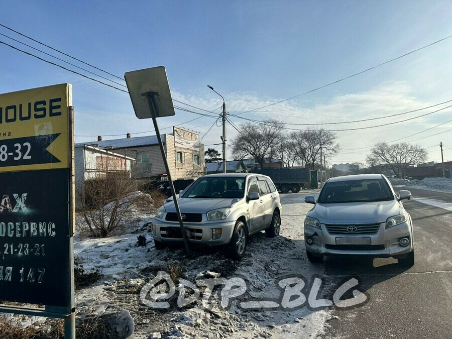  В Благовещенске автомобилист спровоцировал ДТП а потом врезался в дорожный знак