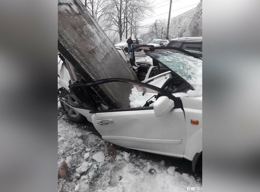 Во Владивостоке во время стихии бетонная плита раздавила недавно купленный дорогой автомобиль Владелец выжил чудом видео