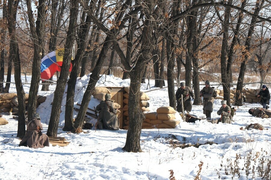 Амурчане устроили битву под флагом Дальневосточной республики со стрельбой и взрывами видео